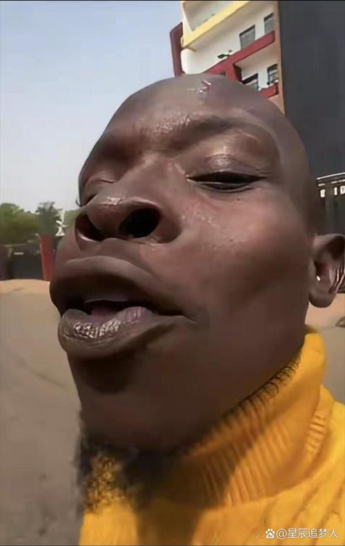 黑人指着脑袋笑表情包_黑人幽默表情包，聊天添乐趣，慎用防冒犯！