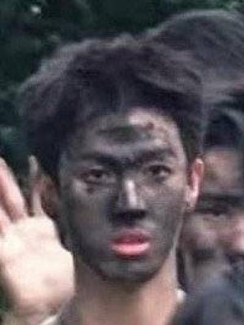 搞笑爆炸头发黑脸图片_搞笑爆炸头黑脸图，聚会聊天必备，轻松活跃气氛！
